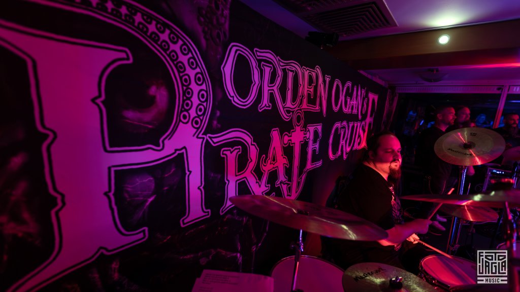 Coversongs - Jeder darf mal ans Schlagzeug
Orden Ogan - Pirate Cruise III
21.09.2024 auf dem Mhnesee