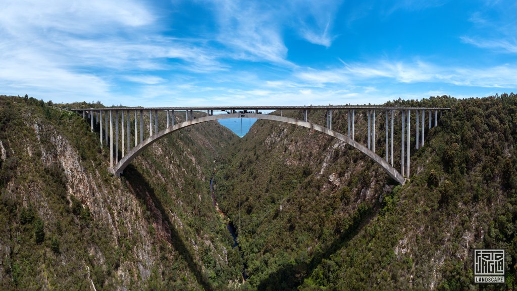 Drohnenaufnahme der Bloukrans Bridge ber den Bloukransriver
Stormsrivier (Garden Route)
Sdafrika