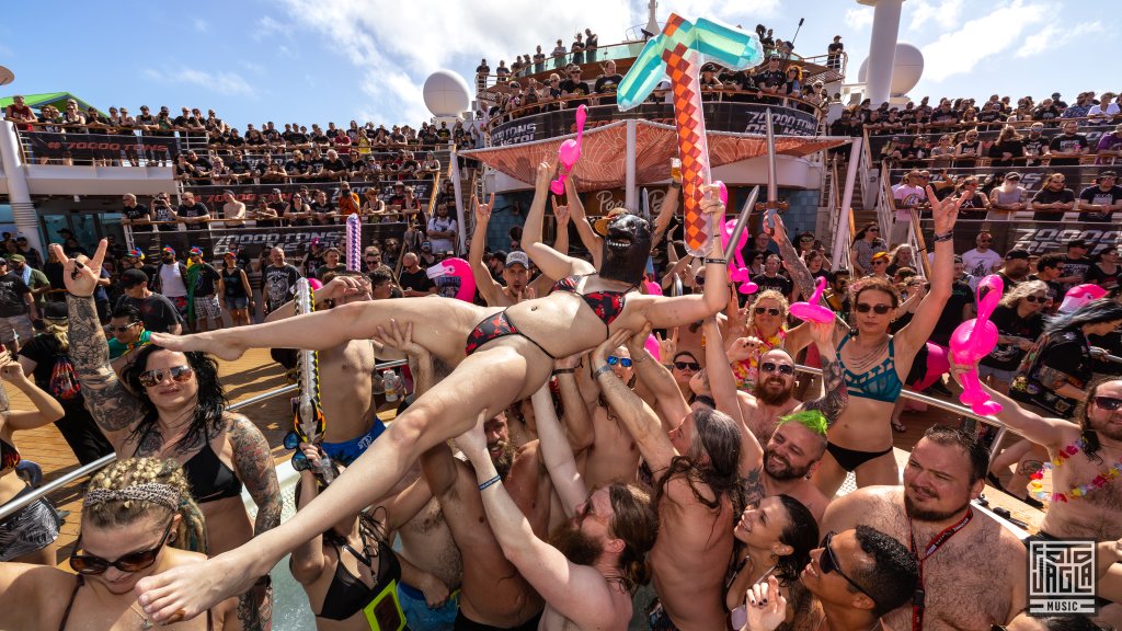Party in the hot tub @ Trollfest
Day 2 - Pool Deck
70000 Tons of Metal 2025