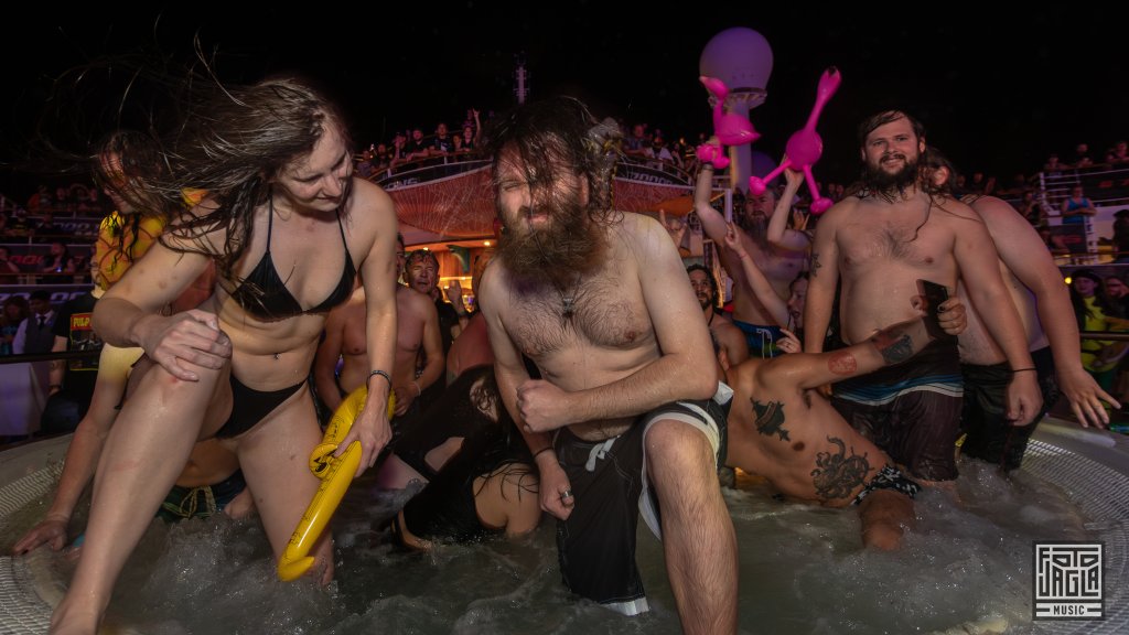 Impressions from the Hot Tub
Day 4 - Pool Deck
70000 Tons of Metal 2025