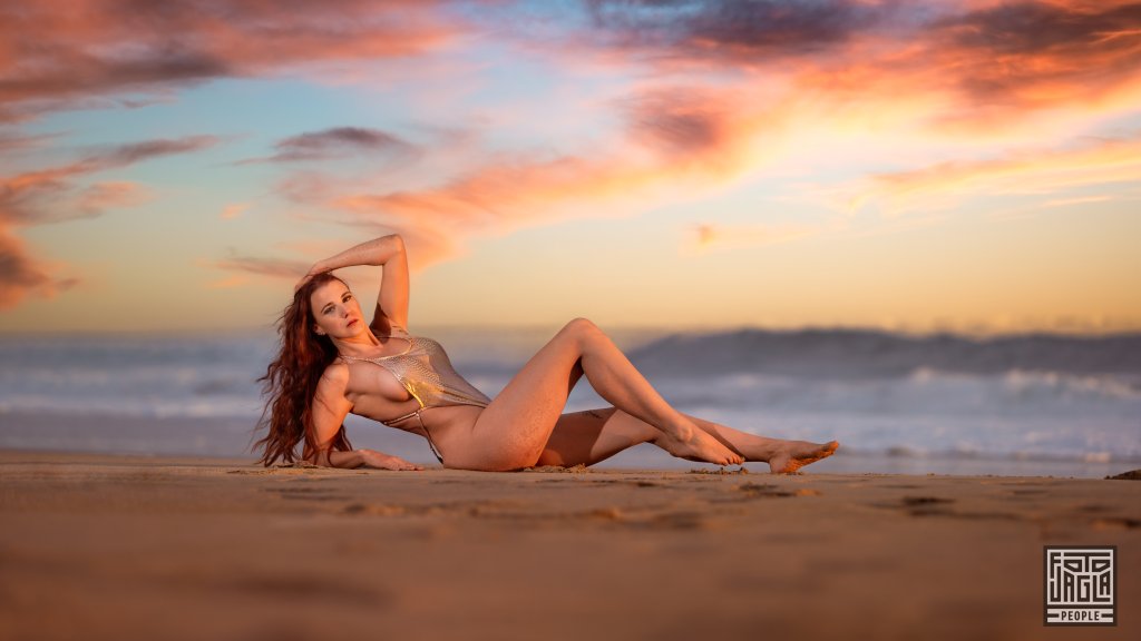 Sexy Bikini-Shooting im Sand am Meer
Erotisches Strand-Shooting in der Abendsonne
Alienna in Plettenberg Bay, Sdafrika