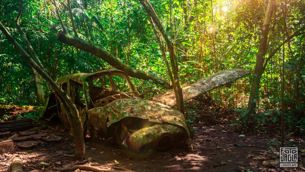 Flugzeug-Wrack verrottet im Dschungel 
Corcovado National Park
Costa Rica, Sirena Ranger Station