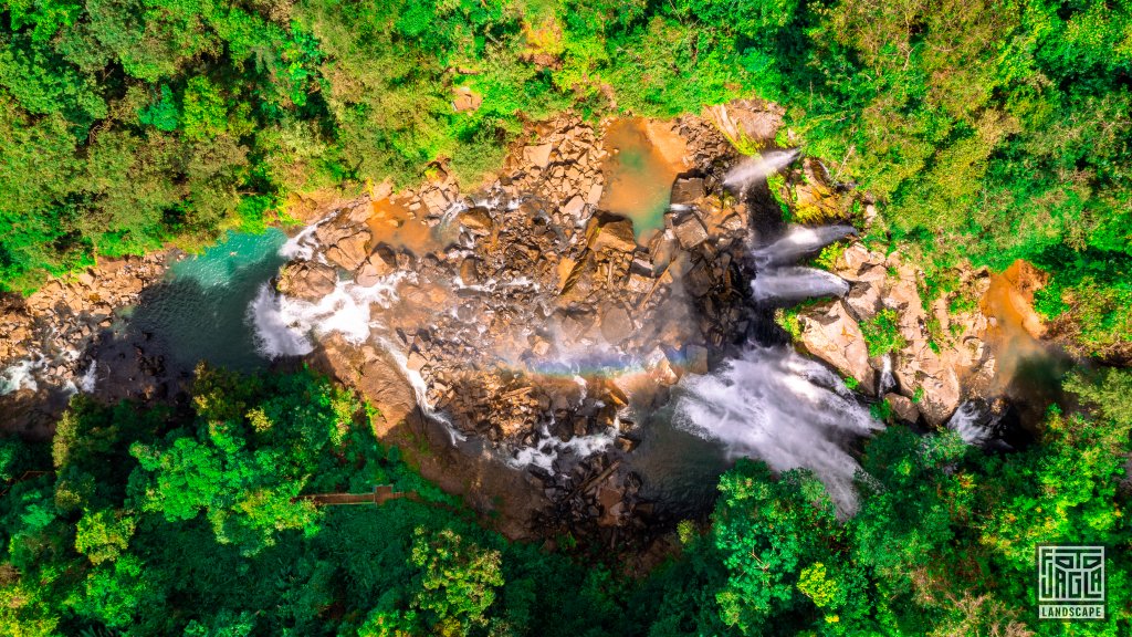 Nauyaca Falls am Fluss R�o Bar�
Die Wasserf�lle von oben mit Regenbogen
Costa Rica