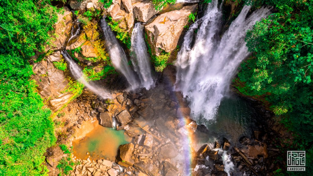 Nauyaca Falls am Fluss R�o Bar�
Die Wasserf�lle von oben mit Regenbogen
Costa Rica