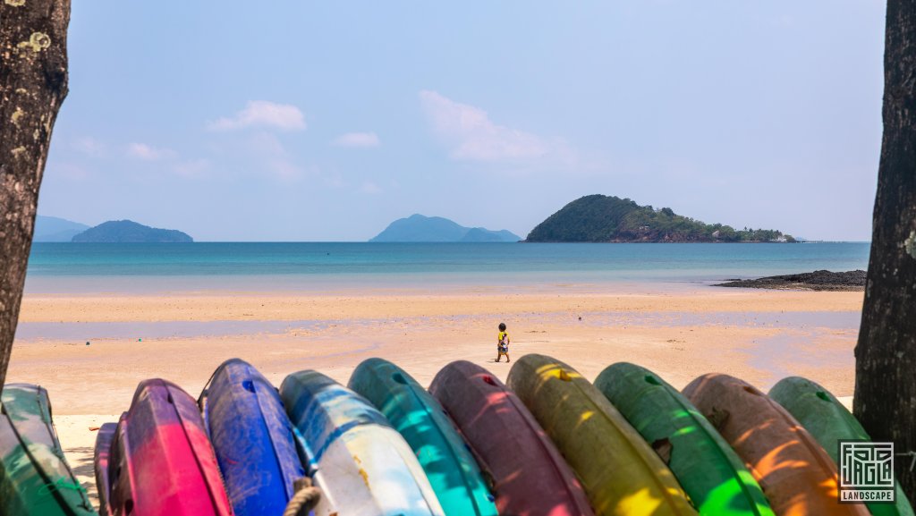 Bunte Kajaks an der Strandbucht Mira Montra
Landschaftsfotografie auf der Insel Insel Ko Mak
Thailand