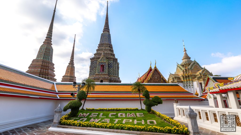 Chedis (Stupas) in der Tempelanlage
Tempel Wat Pho
Hauptstadt Bangkok, Thailand