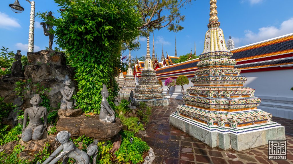 Chedis (Stupas) in der Tempelanlage
Tempel Wat Pho
Hauptstadt Bangkok, Thailand