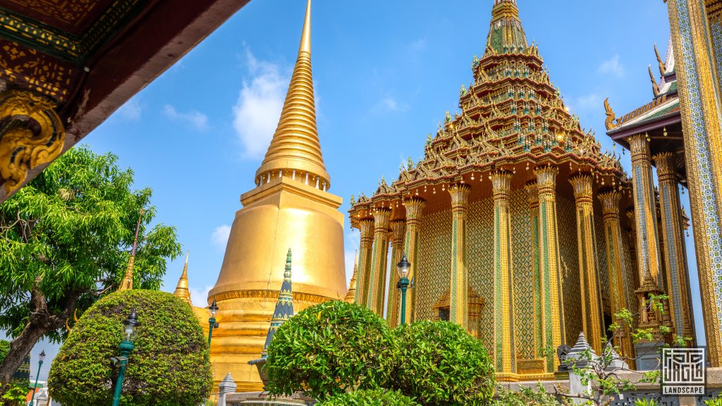 Phra Mondop (rechts) und Phra Sri Rattana Chedi (links)
Tempel Wat Phra Kaeo
Hauptstadt Bangkok, Thailand