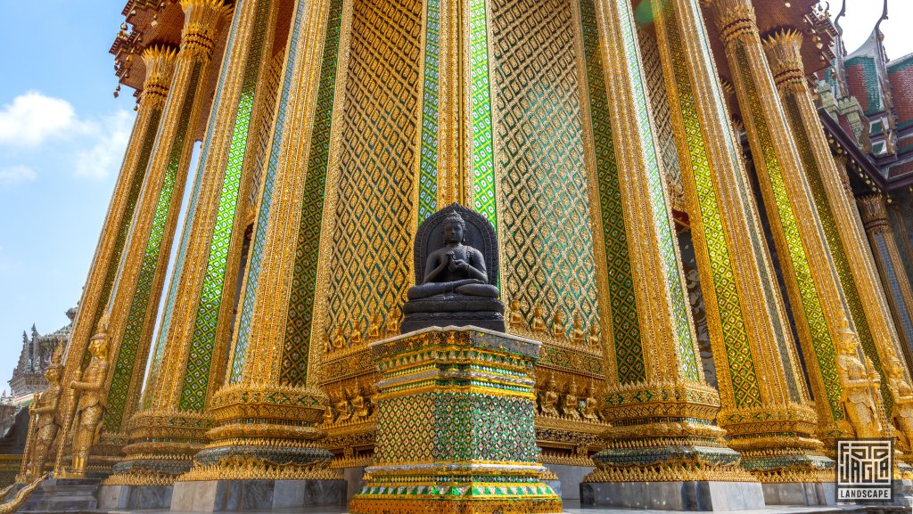 Phra Sri Rattana Chedi, die Goldene Chedi (Reliquienschrein)
Tempel Wat Phra Kaeo
Hauptstadt Bangkok, Thailand