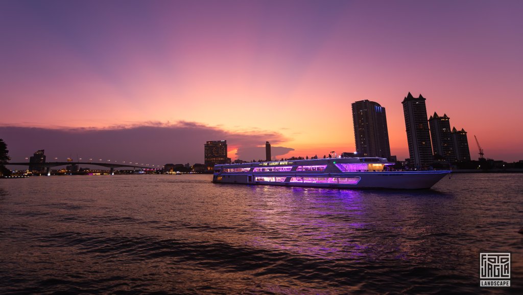 Sonnenuntergang am River Lawn am Hatch Dome
The Luxury White
Hauptstadt Bangkok, Thailand