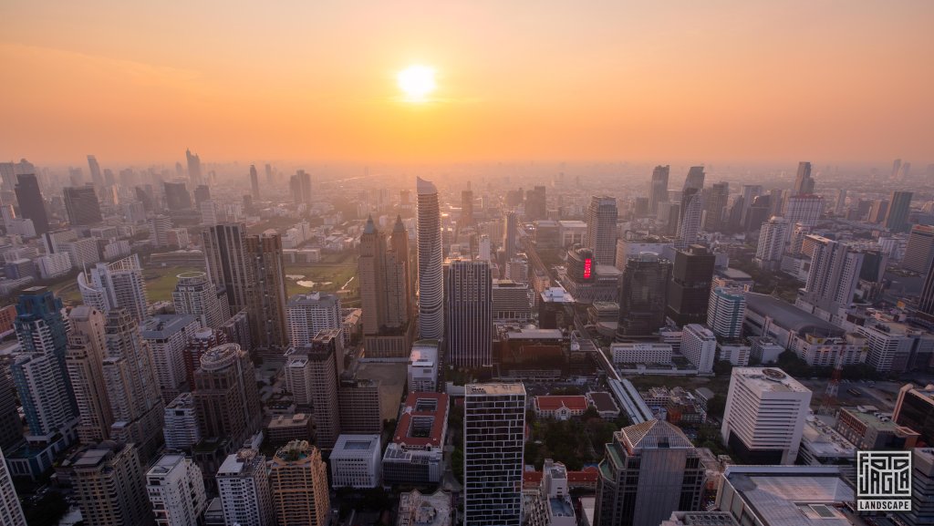 Sonnenuntergang über der Skyline von Bangkok
Akara Sky Hanuman - 360° Rooftop Bar und Restaurant
Thailand