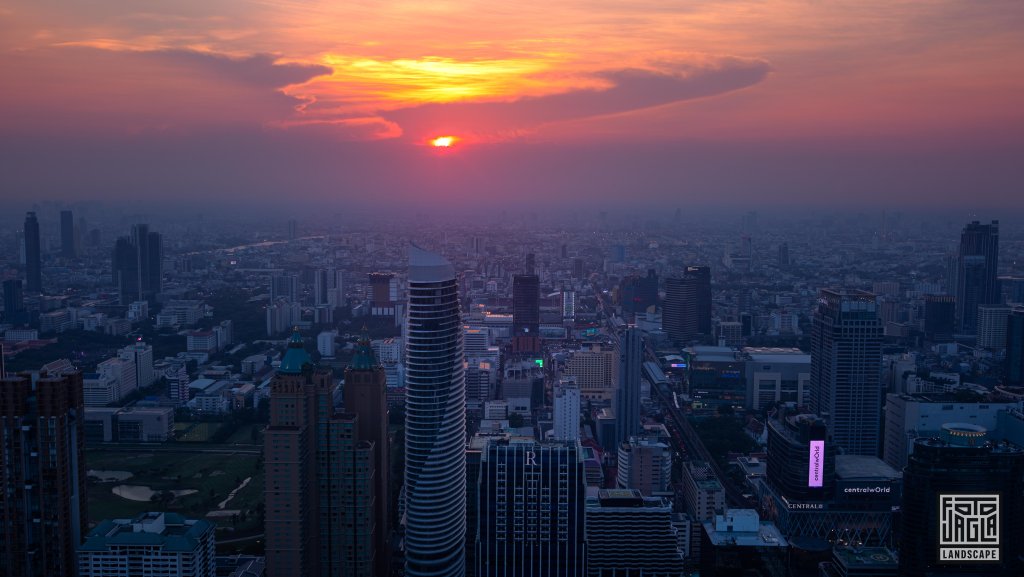 Sonnenuntergang über der Skyline von Bangkok
Akara Sky Hanuman - 360° Rooftop Bar und Restaurant
Thailand
