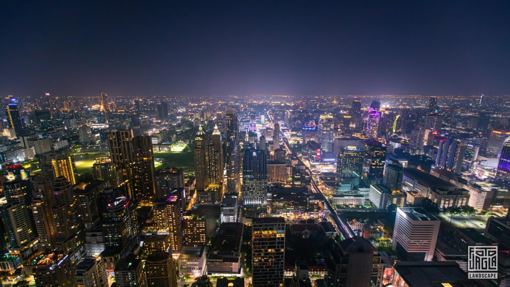 Sonnenuntergang über der Skyline von Bangkok
Akara Sky Hanuman - 360° Rooftop Bar und Restaurant
Thailand