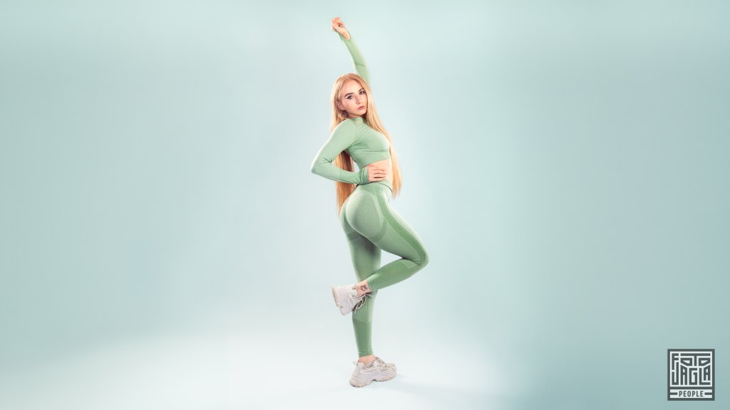 Sportliche Aufnahme mit Fitnessmodel Jil Herkströter
Studioaufnahme im grünen Sportoutfit
Enge Scrunch-Leggings und bauchfreies Sport-Top