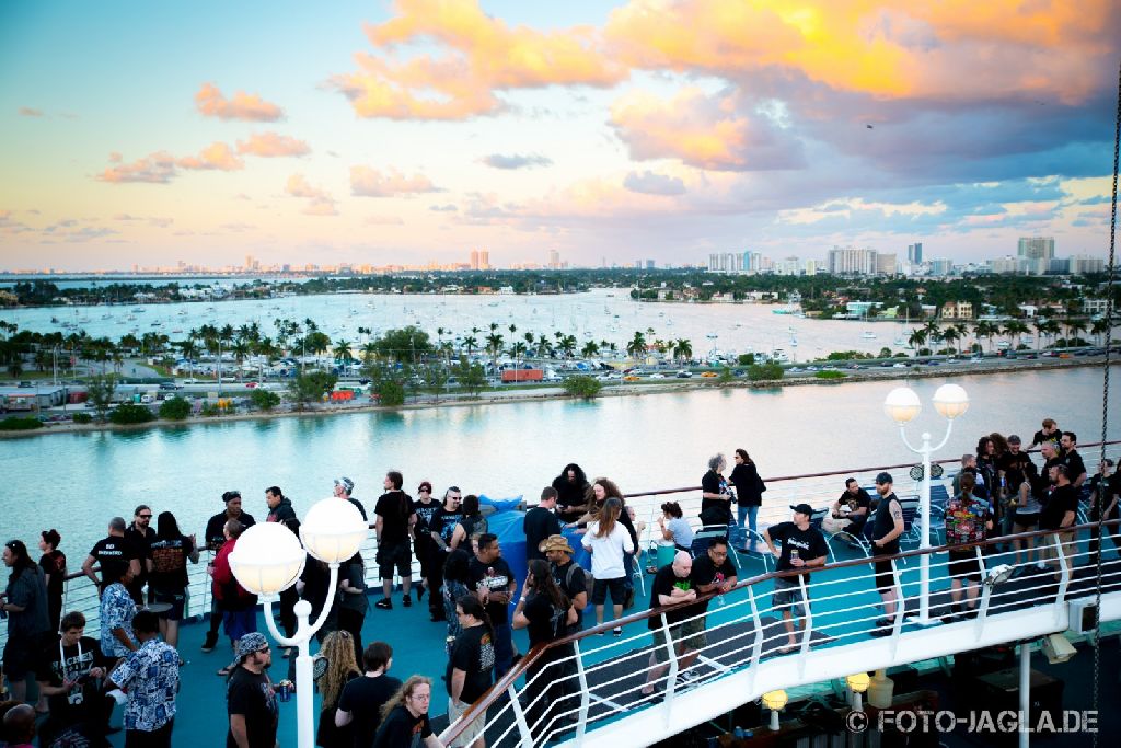 Barge To Hell 2012 ::. Pooldeck, Majesty of the Seas