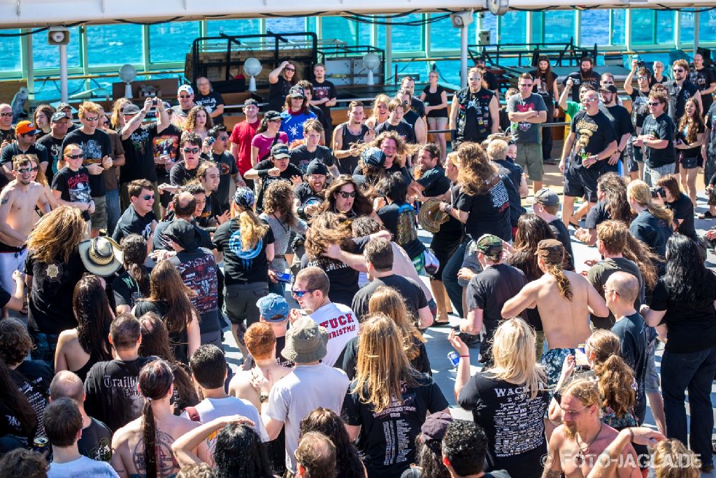 70000 Tons of Metal 2013 ::. Wall of Death on Pooldeck ::. http://www.foto-jagla.de