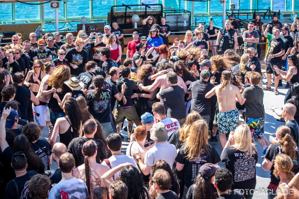 70000 Tons of Metal 2013 ::. Wall of Death on Pooldeck ::. http://www.foto-jagla.de