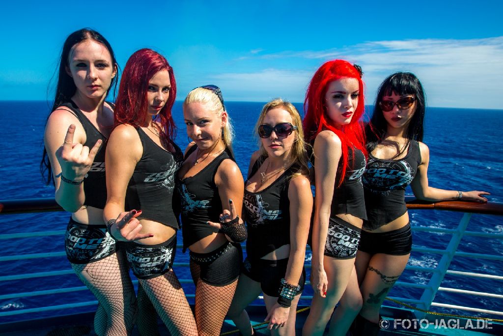 70000 Tons of Metal 2013 ::. Poolgirls on Pool Deck ::. http://www.foto-jagla.de