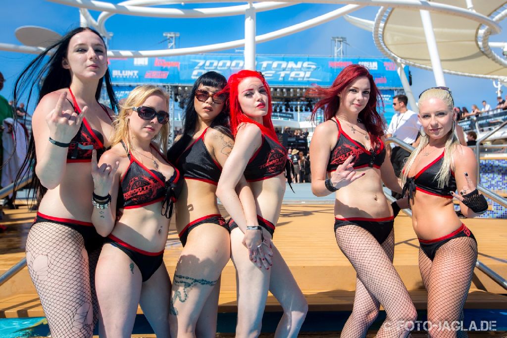 70000 Tons of Metal 2013 ::. Poolgirls on Pool Deck ::. http://www.foto-jagla.de