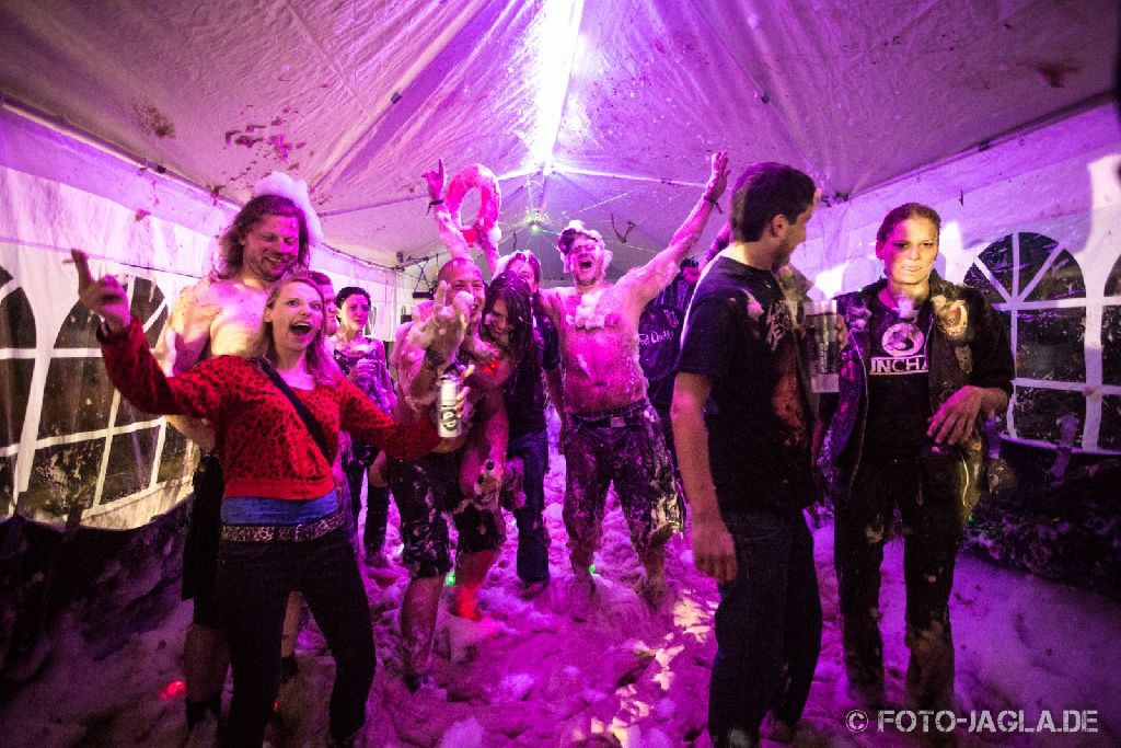 Dong Open Air 2013 ::. Private party tent with foam by firefighters