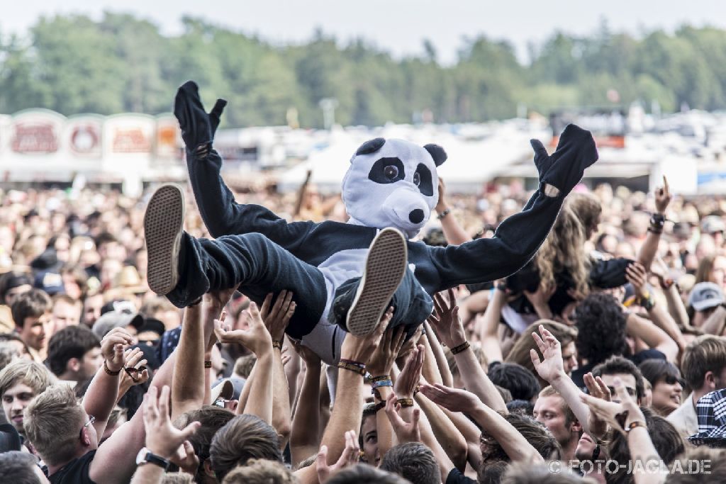 Summer Breeze 2013 ::. Crowdsurfing panda at Soilwork