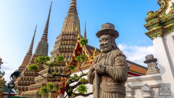 Chedis (Stupas) in der Tempelanlage
Tempel Wat Pho
Hauptstadt Bangkok, Thailand