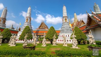 Chedis (Stupas) in der Tempelanlage
Tempel Wat Phra Kaeo
Hauptstadt Bangkok, Thailand