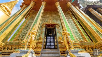 Phra Sri Rattana Chedi, die Goldene Chedi (Reliquienschrein)
Tempel Wat Phra Kaeo
Hauptstadt Bangkok, Thailand