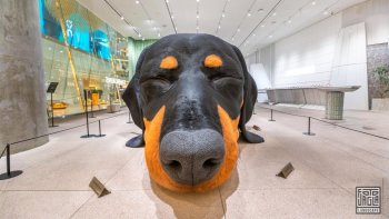 Riesiger Dackel "Sunshine" im Einkaufszentrum ICONSIAM
13 Meter lange und atmende Skulptur eines Dachshundes
Hauptstadt Bangkok, Thailand