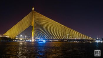 Rama VIII Bridge über den Chao Phraya River bei Nacht
Hauptstadt Bangkok, Thailand