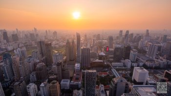 Sonnenuntergang über der Skyline von Bangkok
Akara Sky Hanuman - 360° Rooftop Bar und Restaurant
Thailand