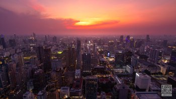 Sonnenuntergang über der Skyline von Bangkok
Akara Sky Hanuman - 360° Rooftop Bar und Restaurant
Thailand