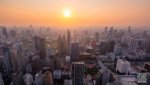Sonnenuntergang über der Skyline von Bangkok
Akara Sky Hanuman - 360° Rooftop Bar und Restaurant
Thailand