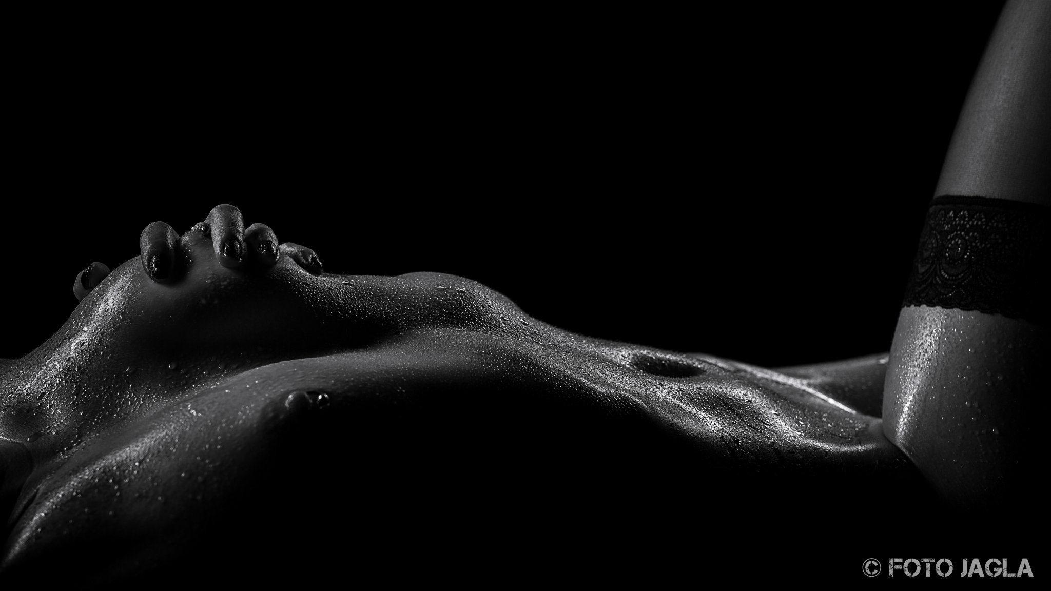 LowKey Aktfotografie in schwarz weiss - Studioaufnahme von Model Marie 