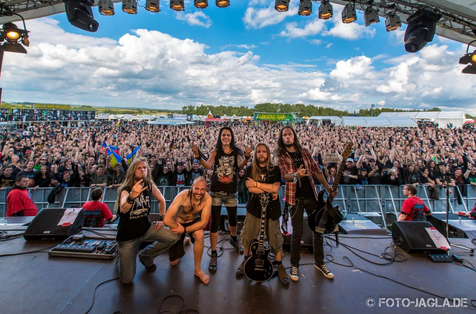 Konzertfotografie von der Bühne - Das Abschlussfoto der Band vor Publikum Konzertfotografie von der Bühne - Das Abschlussfoto der Band vor Publikum