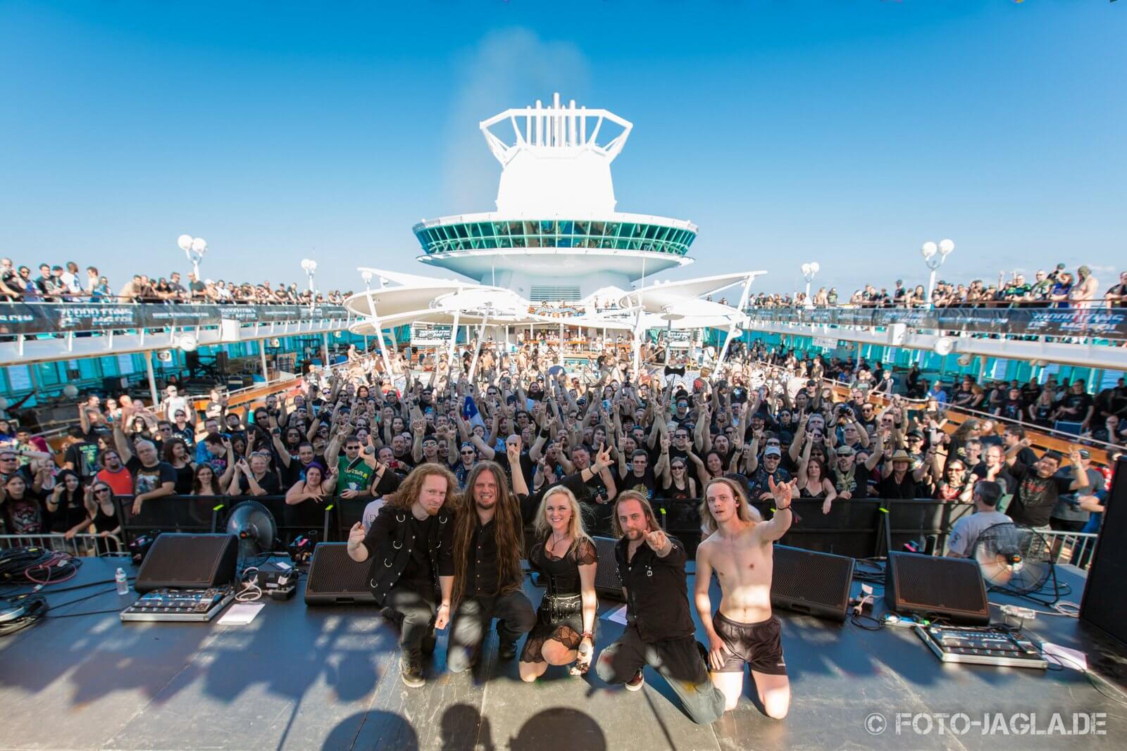 Konzertfotografie von der Bühne - Das Abschlussfoto der Band vor Publikum Konzertfotografie von der Bühne - Das Abschlussfoto der Band vor Publikum