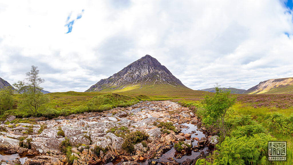 Etive Mor Waterfall mit Blick auf den Berg Buachaille Etive Mor in Glen Coe Schottland Etive Mor Waterfall mit Blick auf den Berg Buachaille Etive Mor in Glen Coe Schottland