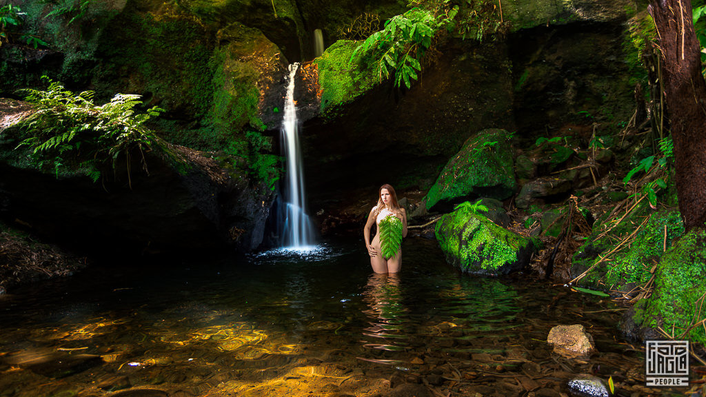 Sexy Frau am Wasserfall der Cascata das Frechas auf der portugiesischen Insel Terceira auf den Azoren