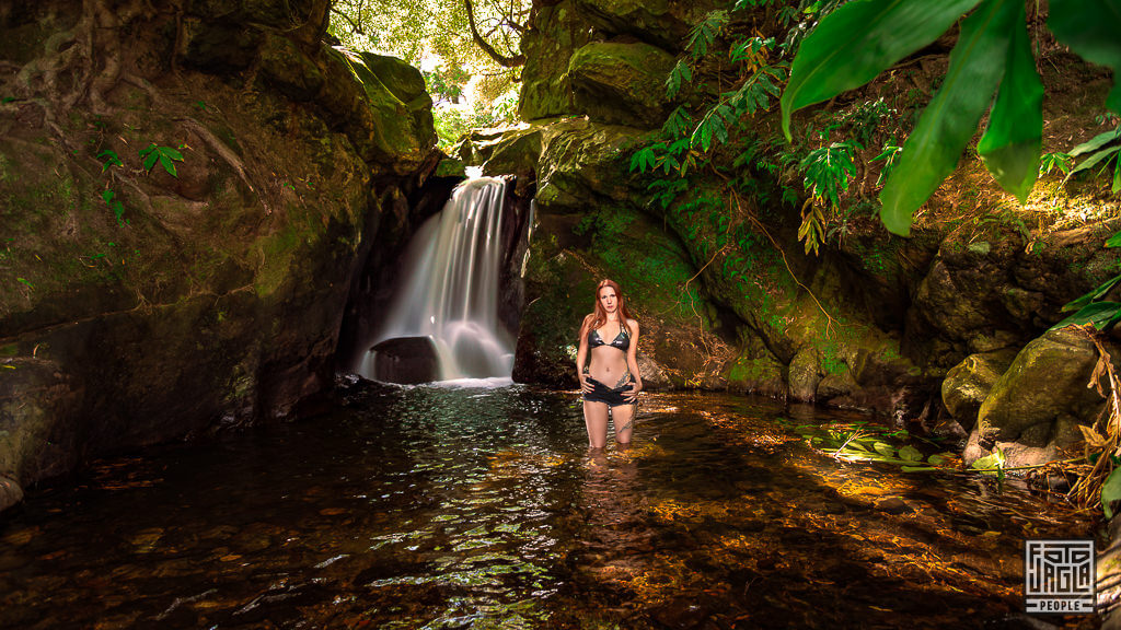 Sexy Frau am Wasserfall der Cascata das Frechas auf der portugiesischen Insel Terceira auf den Azoren