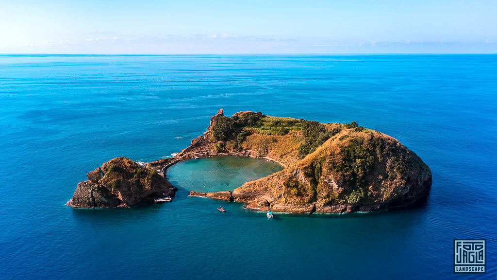 Drohnenaufnahme der kleinen Insel Ilhéu de Vila Franca do Campo auf der portugiesische Insel São Miguel auf den Azoren Drohnenaufnahme der kleinen Insel Ilhéu de Vila Franca do Campo auf der portugiesische Insel São Miguel auf den Azoren