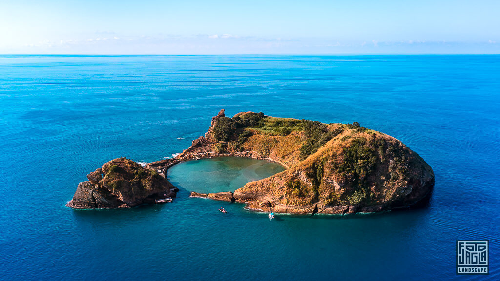 Drohnenaufnahme der kleinen Insel Ilhéu de Vila Franca do Campo auf der portugiesische Insel São Miguel auf den Azoren