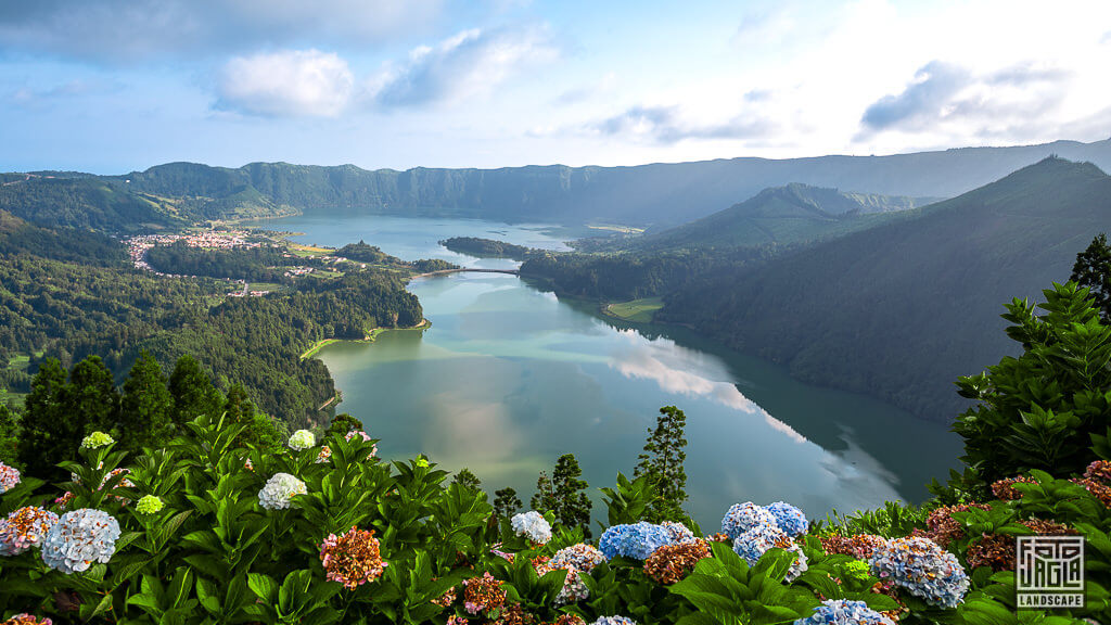 Der Aussichtspunkt Miradouro do da Vista do Rei mit Blick Blick auf die beiden Seen Lagoa Verde und Lagoa Azul auf der portugiesische Insel São Miguel auf den Azoren