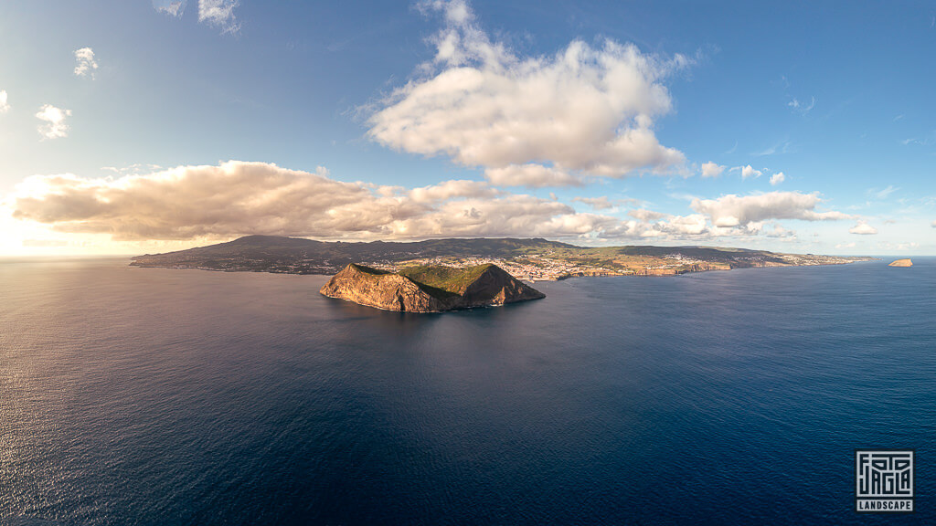 Der Monte Brasil zum Sonnenuntergang auf der portugiesischen Azoren-Insel Terceira