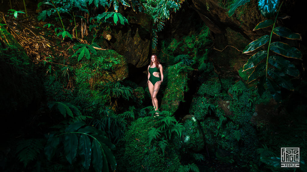 Sexy Fotoshooting im grünen Badeanzug im Dschungel des Naturdenkmals Caldeira Velha auf der Insel São Miguel auf den Azoren