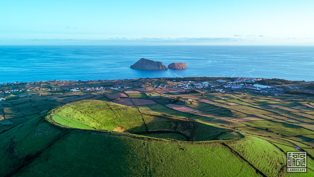 Drohnenaufnahme des antiken Vulkans Pico Dona Joana auf der portugiesischen Insel Terceira auf den Azoren zum Sonnenuntergang