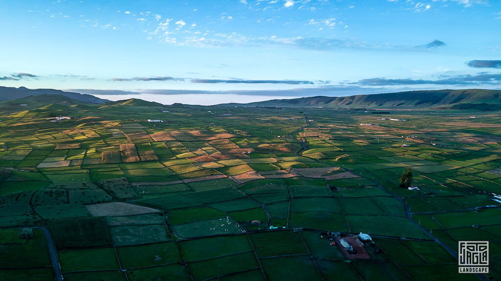 Drohnenaufnahme des antiken Vulkans Pico Dona Joana auf der portugiesischen Insel Terceira auf den Azoren zum Sonnenuntergang