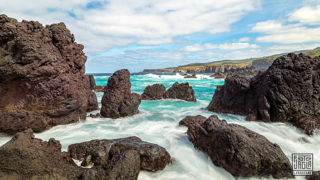 Die Wellen schlagen gegen die pechschwarzen Felsen an der Nordküste der portugiesischen Insel Terceira auf den Azoren