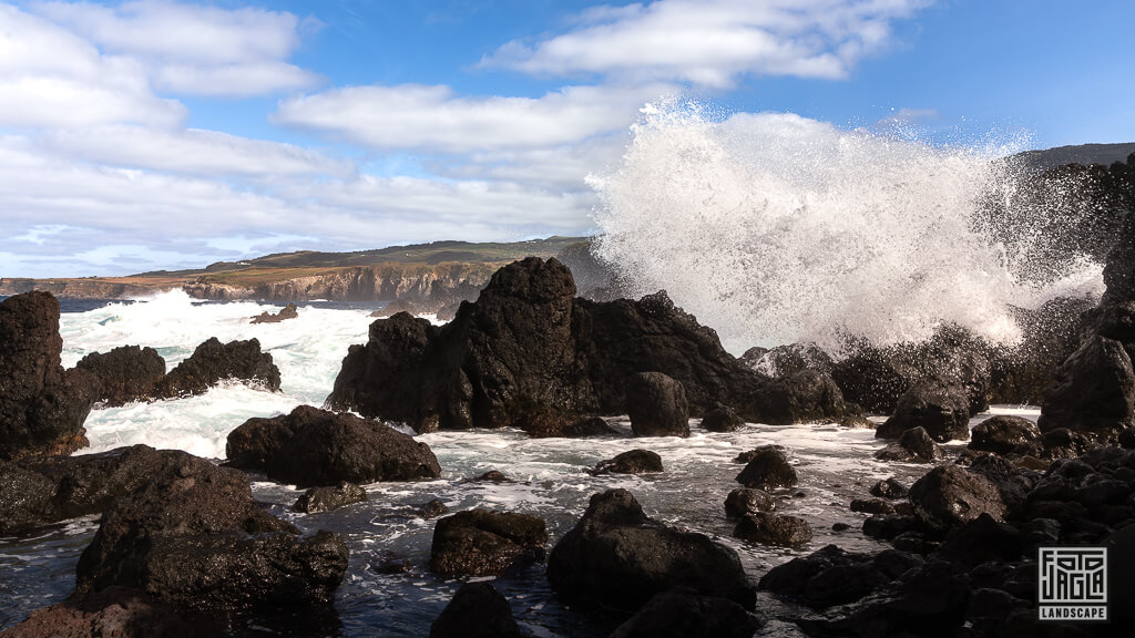 Die Wellen schlagen gegen die pechschwarzen Felsen an der Nordküste der portugiesischen Insel Terceira auf den Azoren