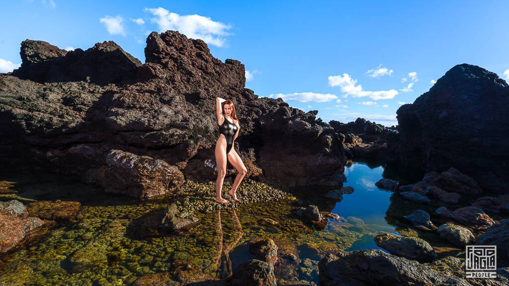 Sexy Fotoshooting im schwarz-glänzenden Badeanzug auf den pechschwarzen Felsen der portugiesischen Insel Terceira auf den Azoren