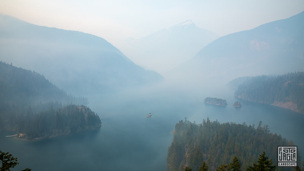 Diablo Lake im Rauch der Waldbrände in Washington
